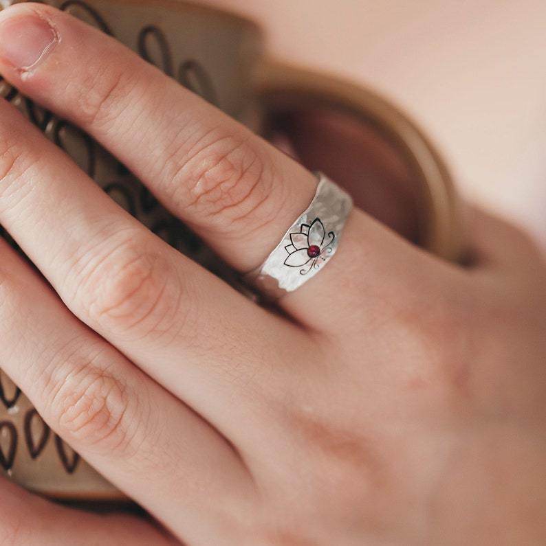 Stylish And Trendy Minimalist Alloy Electroplated Glossy Lotus Ring