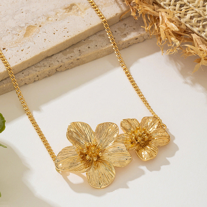 Fashionable And Elegant Metal Pleated Flower Pendant Clavicle Necklace