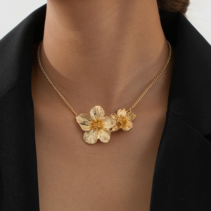 Fashionable And Elegant Metal Pleated Flower Pendant Clavicle Necklace