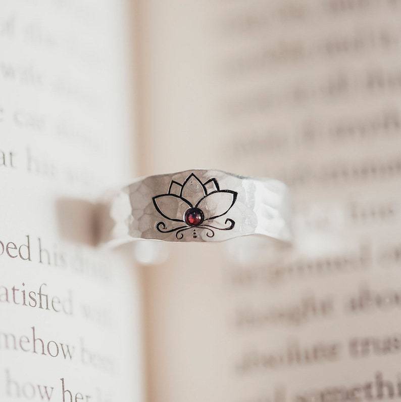 Stylish And Trendy Minimalist Alloy Electroplated Glossy Lotus Ring
