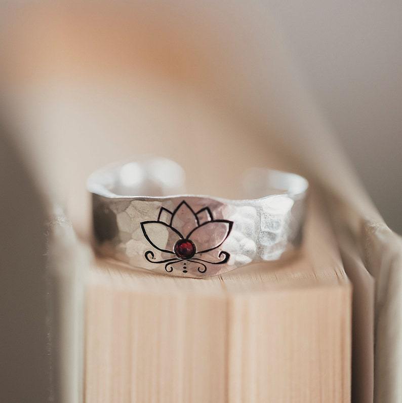 Stylish And Trendy Minimalist Alloy Electroplated Glossy Lotus Ring