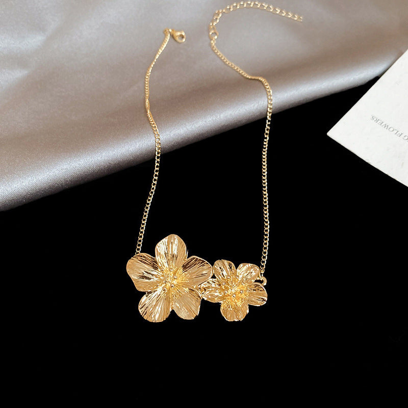 Fashionable And Elegant Metal Pleated Flower Pendant Clavicle Necklace